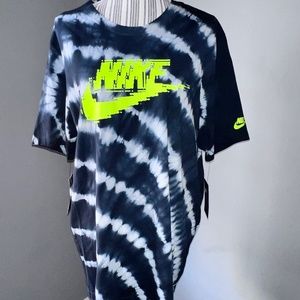 Mens Nike Tee - Size Large